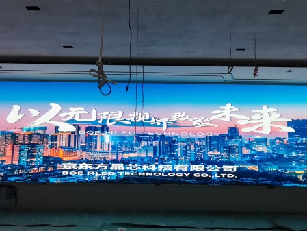 潛江長江證券BKY012A安裝完畢，尺寸12x2.7m，像素點9600x2160