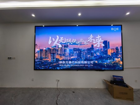 潛江**高教科技p2指導安裝完成 尺寸：3.84×1.92； 像素點：1920×960