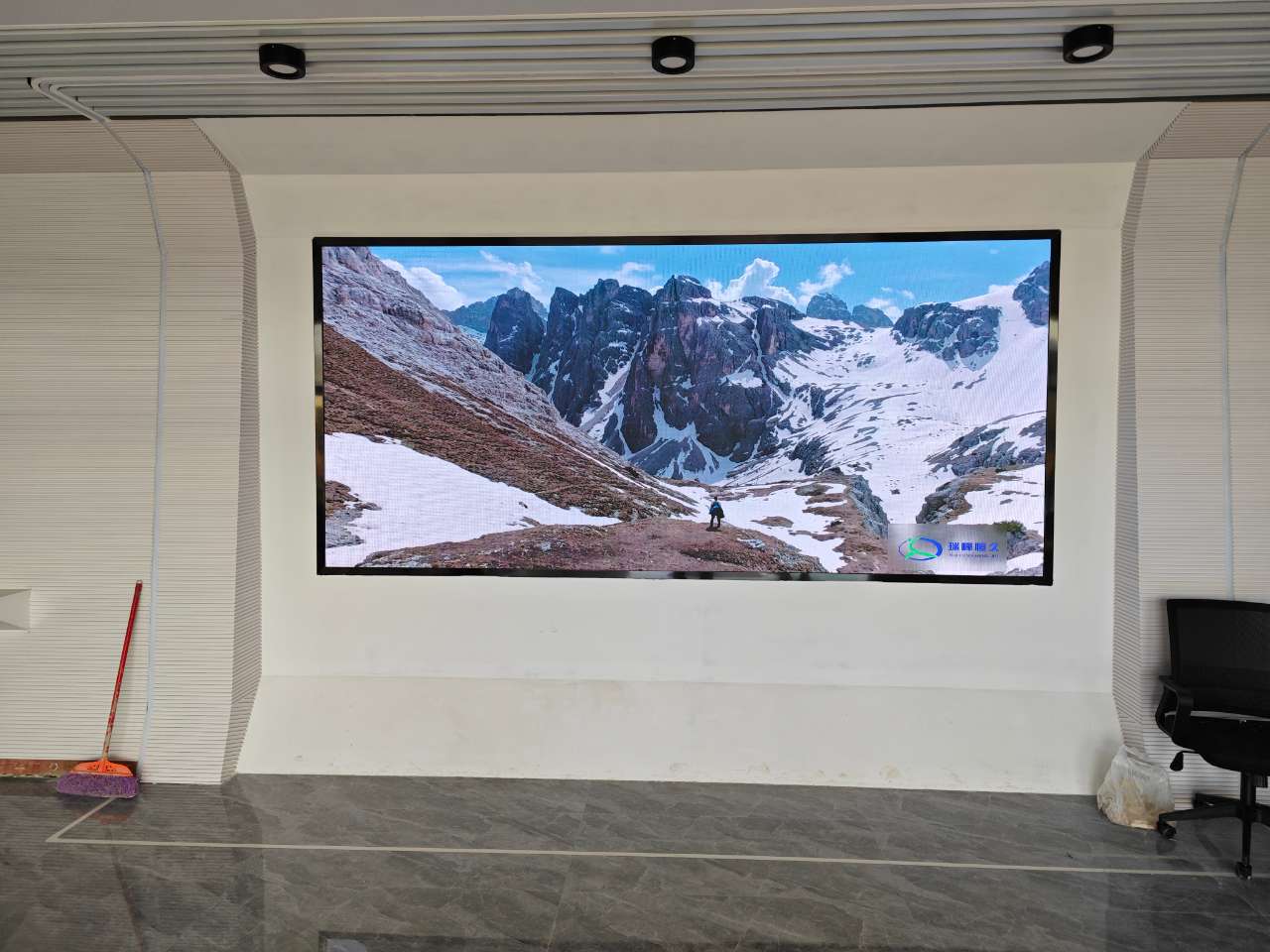 巴音郭楞軍山供電所室內全彩P2.0安裝完成   尺寸：3.52*1.6  像素點：1760*800